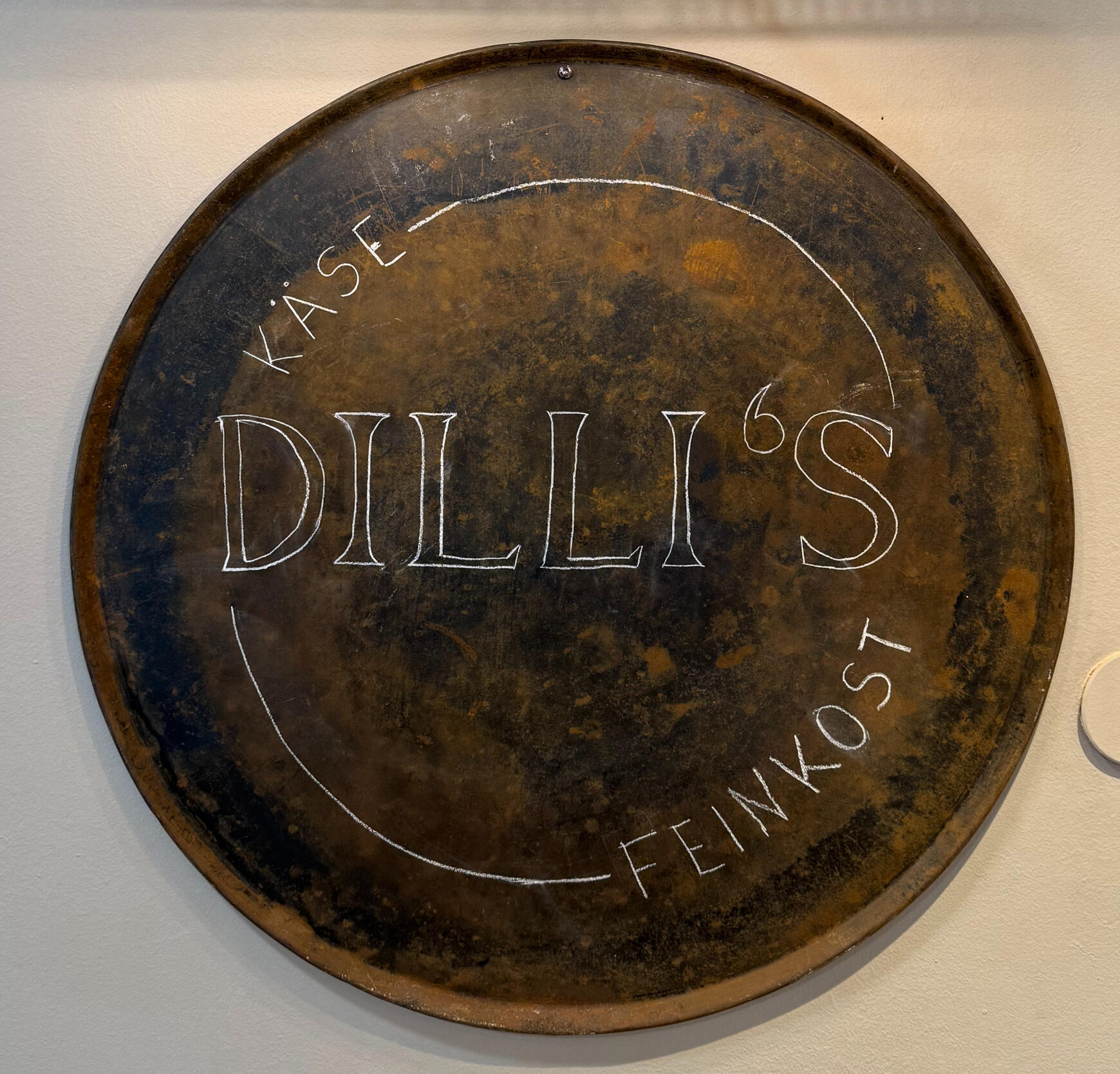 Logo Dilli´s Logo auf einem alten Hintergrund