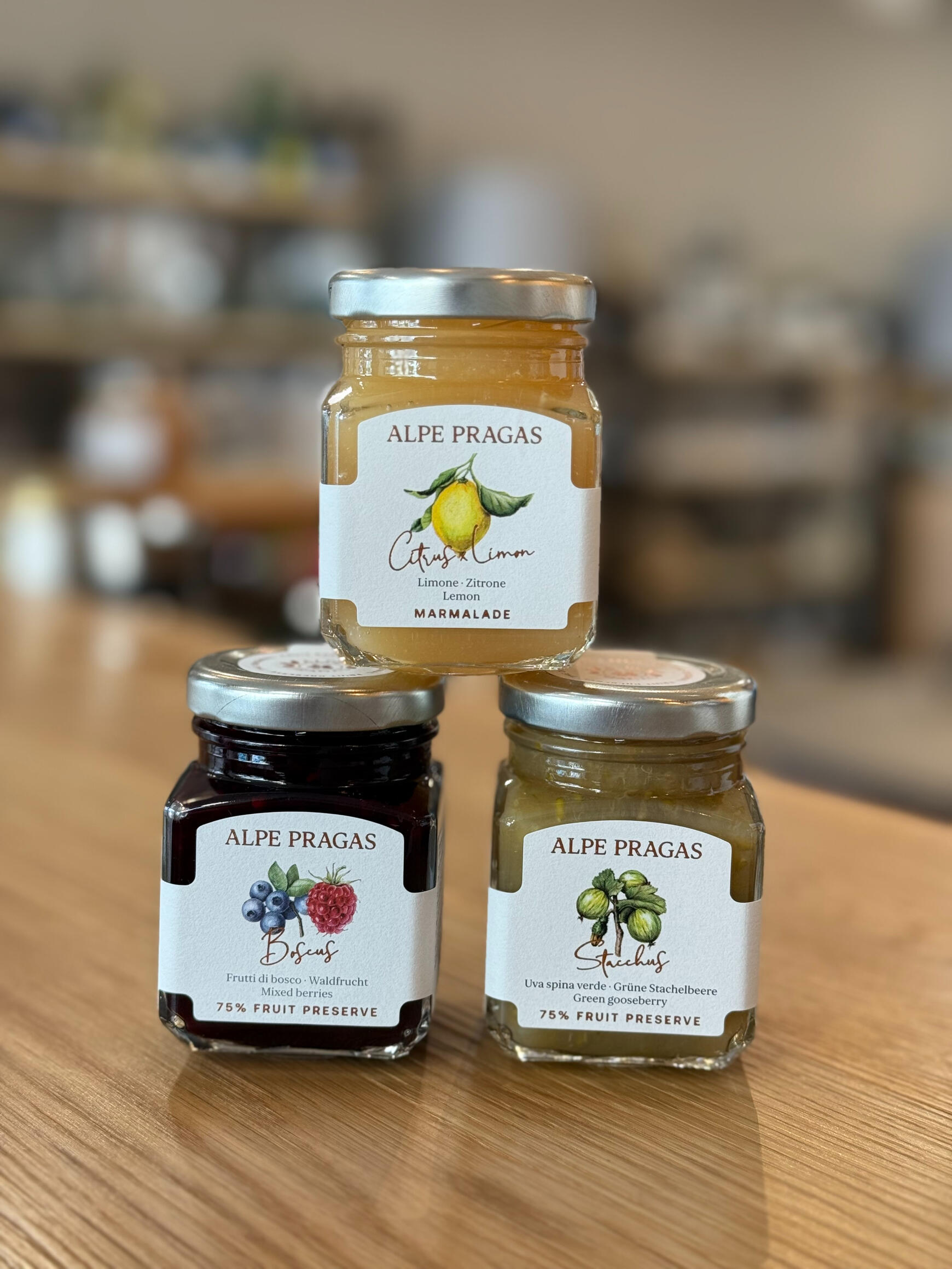 Alpe Pragas Marmeladen Drei Alpe Pragas Marmeladengläser positioniert